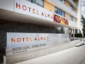 Using Decorative Glass as Part of a Hotel’s Branding Strategy