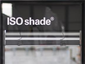  ISOshade® is an insert element to be installed in high-performance façades and combines sun, heat and noise protection in a compact unit. ©iconic skin
