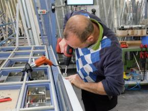 Despite all the digitalisation and automation in window manufacturing there are still jobs that are done by hand. Photo: 3E-Datentechnik.