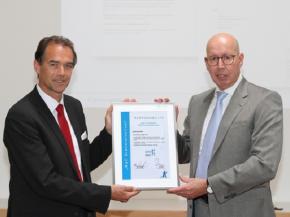 Stefan Schäfer, member of the Management Board and Chief Product & Marketing Officer at profine, receives the certificate from pro-K's Managing Director Ralf Olsen.