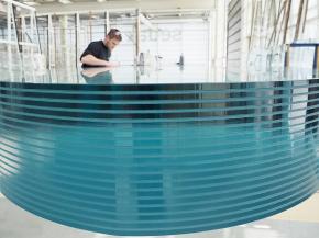 Eighteen single glass panes, one exhibit, the highest level of transparency, and perfect workmanship: sedak presents lamination art of superlatives at the special show „glass technology live“. Photo: sedak GmbH & Co. KG