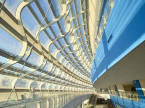 The façade totals some 30,000 m2 (322,917 ft2) and is formed of 3,484 different glass panels.  Image © Erqing Li