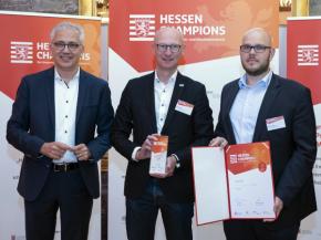 Great joy at A+W about the award as finalist of the Hessenchampions - from left: Tarek Al-Wazir, Hessian Minister of Economics, who presented the award; Kai Frenzel, COO A+W Cantor; Dennis Tiegs, COO A+W Clarity