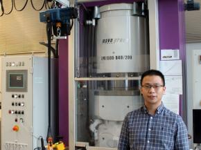 Dr. Hu Tang, first author of the study, in front of a high-pressure press at the Bavarian Research Institute of Experimental Geochemistry and Geophysics (BGI). © UBT / Chr. Wißler.