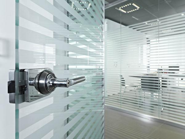 Customizable glass doors: many solutions and customized decorations proposed to you architects.