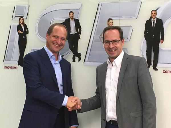 Othmar Sailer, CEO of the LiSEC group, and Horst Schraml General Manager of Schraml Glastechnik GmbH and Head of the business unit glass processing, after signing the contract. 