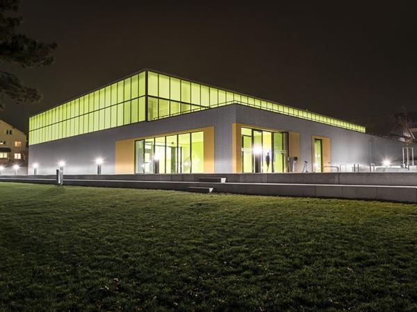 When used in the evening, the glow of the fresh green can be seen through the glass body giving the building a striking appearance. When used in the evening, the glow of the fresh green can be seen through the glass body giving the building a striking appearance.