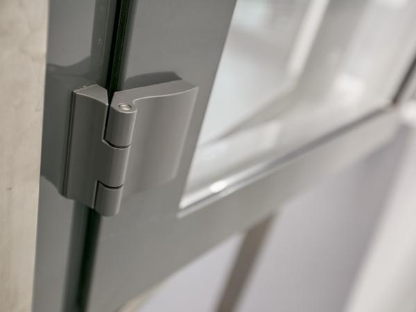 The proven “Roto Patio Fold” range hinges ensure durability in an outward opening window. They are extremely weather resistant and ideal for outdoor use. 