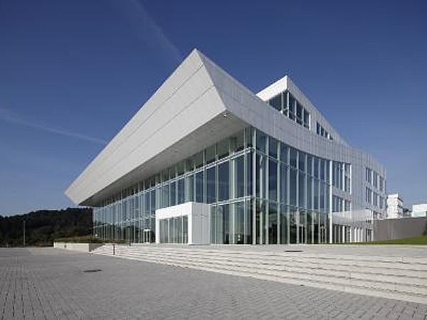 GEZE automatic sliding door systems in the glass façade of the ABUS KranHaus.