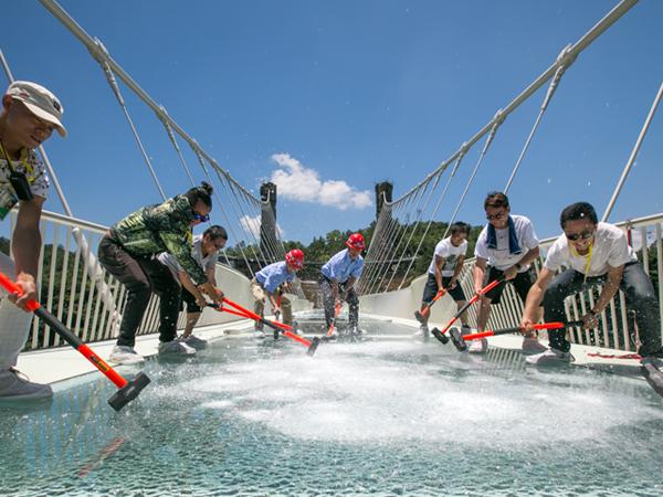 Incredible ‘Zhangjiajie‘ Glass Bridge in China