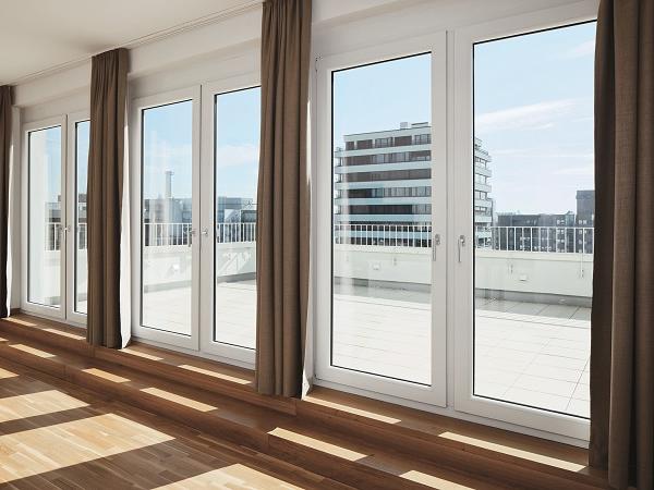 View from one of the five penthouse apartments with roof terrace. The profiles of the window doors have been kept neutral on the room side (Schüco Corona SI 82 system).