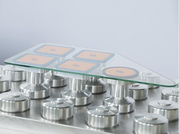 Round and square suction cups allow a flexible and secure all-round machining.