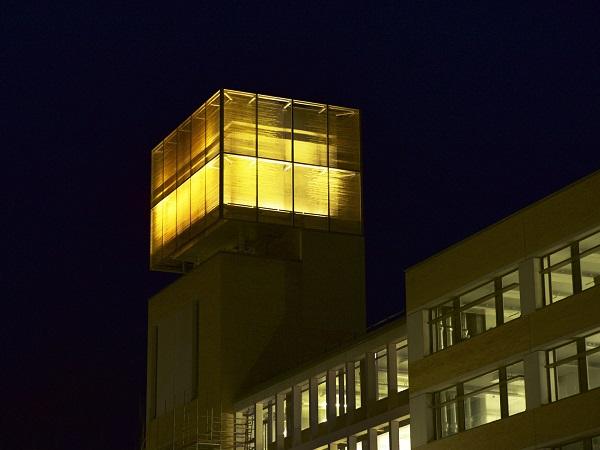 After sunset, the 36 laminates of the backlit facade, which were printed elaborately, shine like a lighthouse to the distance.  Photo: sedak GmbH & Co. KG