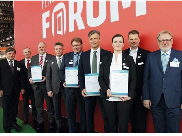 The system houses Epwin, Veka, Schüco and Rehau were the first to acquire the VinylPlus Product Label. For this they were awarded by Andreas Hartleif (EPPA) and Stefan Eingärtner (VinylPlus) at the Frontal Forum (4th and 1st f.l.). ©EPPA // © EPPA