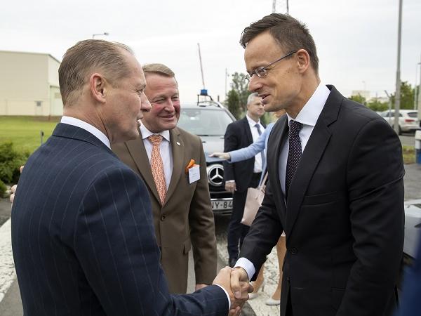 Left to right:  Guus Boekhoudt, Vice President Guardian Glass, Managing Director Guardian Europe s.à r.l.,  Jean Ries, Director Government and Public Affairs Europe, Guardian Europe s.à r.l., Péter Szijjártó, Minister of Foreign Affairs and Trade of Hunga