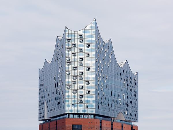 Thinking outside the box enables complex curved façade on Hamburg’s concert hall