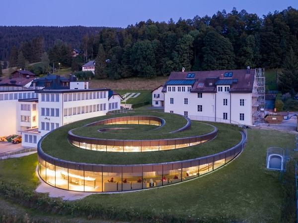 When viewed from above, the structure – the first of its kind to be built at such altitude – resembles a watch spring and comprises two interlocking spirals, separated by glazed panels, looping around a common centre. 