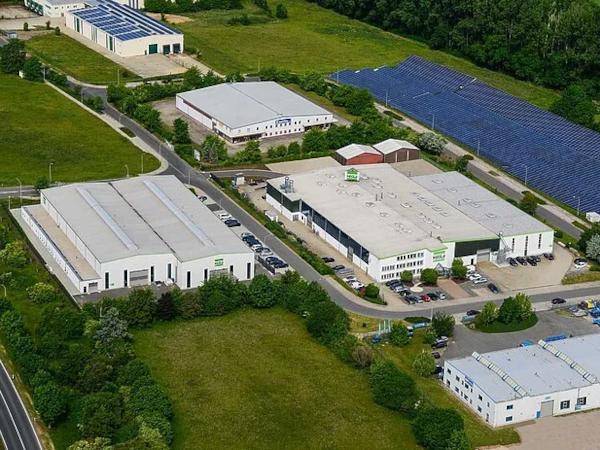 Since 1990, the HEGLA branch in the Burgenlandkreis district has produced storage and logistics solutions for glass and windows. In 2020, the company built a second production hall.