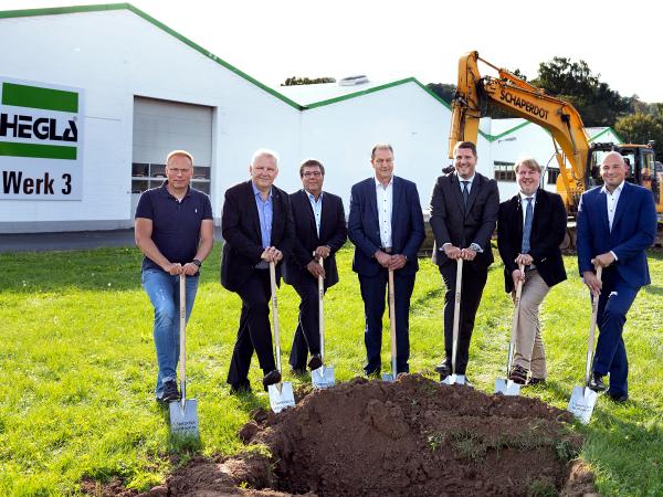 Groundbreaking ceremony for the logistics centre, a major investment (left to right) Peter Riepe, architect and planner, Dr. Heinrich Ostendarp, Stefan Reuter, Bernhard Hötger, Jochen H. Hesselbach, Jörn C. Hesselbach, Peter Herrmann.