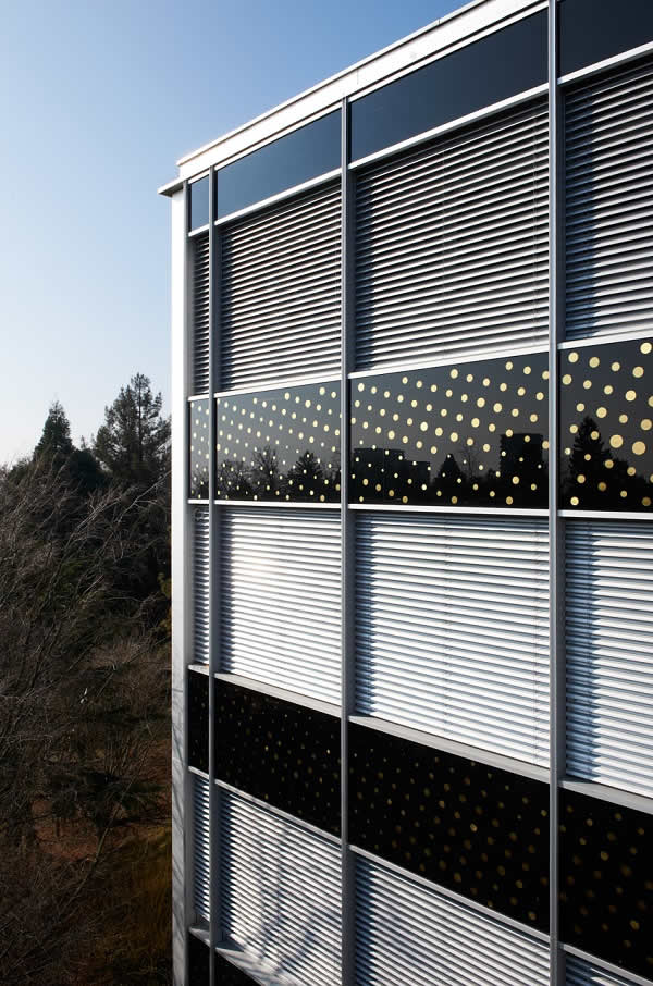 The new façade effectively recreates the orthogonal grid of the building designed on the basis of the CROCS system. Photo: Corinne Cuendet / Chiché Architectes