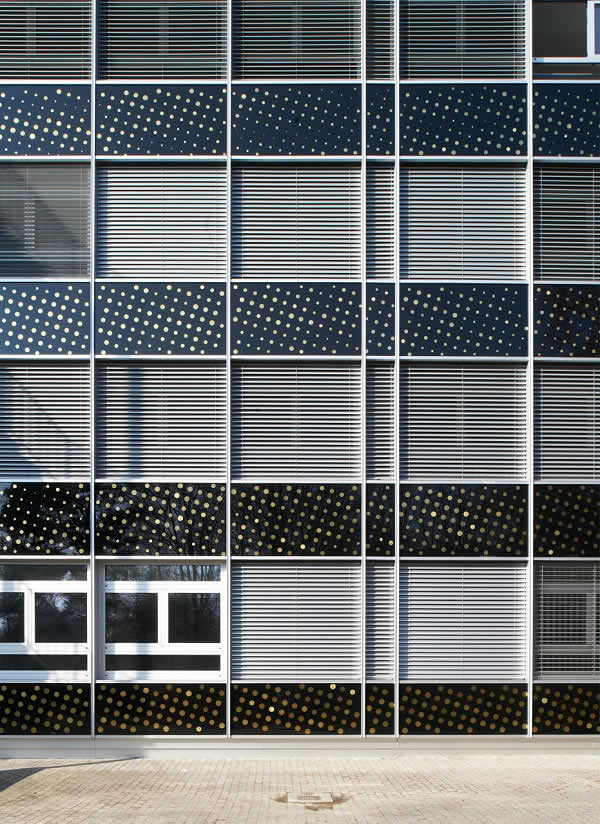The new façade effectively recreates the orthogonal grid of the building designed on the basis of the CROCS system. Photo: Corinne Cuendet / Chiché Architectes