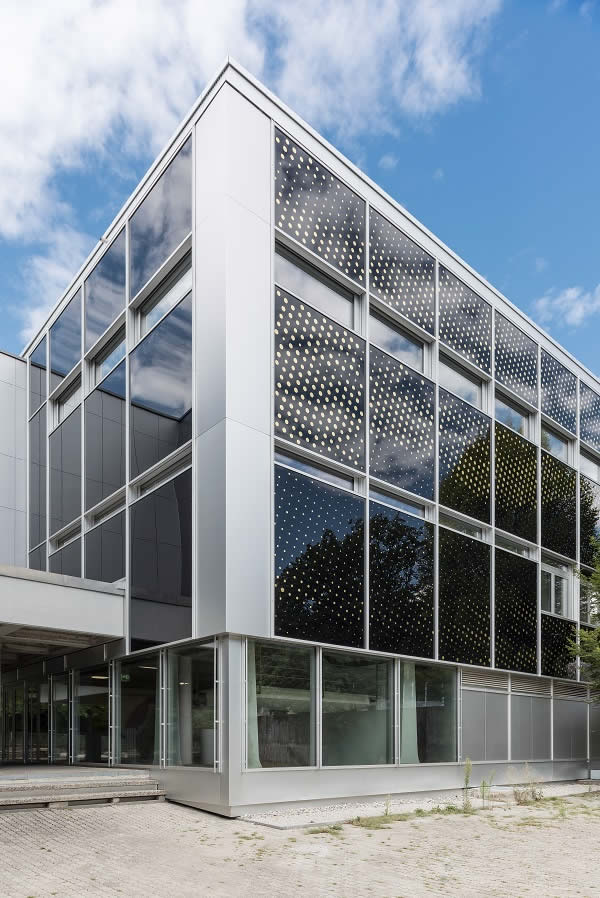 The miracle of energy-efficient refurbishment: the new glass façade of the sports and school complex of the EPCL vocational school in Lausanne has changed the 1970s building into an example of energy-efficient architecture with a sound experience. Photo: Claudine Garcia & Marcel Kultscher