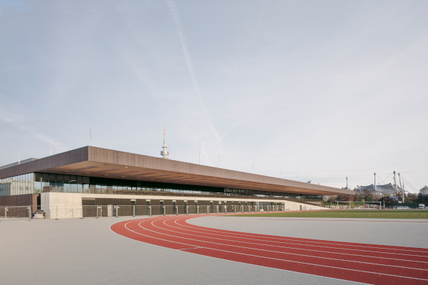 Campus in the Olympic Park, Munich: In the same way as the listed Olympic Stadium, the roof is the characteristic architectural feature of the new building. Photo: Aldo Amoretti
