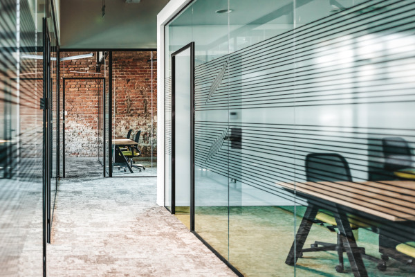 All partition walls can be ordered with a special finish for added privacy or in a stylish design. Photo: ljubaphoto-istockphoto