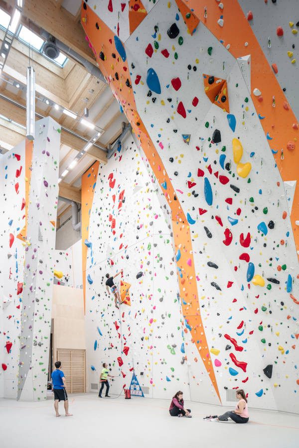 Plenty of daylight despite good protection from the sun: OKASOLAR 3D in the impressive 14-metre-high indoor climbing centre of the Campus in the Olympic Park. Photo: Aldo Amoretti