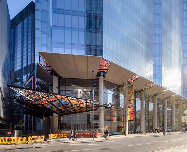 Inspired by the historic coats of arms of the trade guilds, Alexander Beleschenko created his exceptional works of art on the façade of the new London landmark „22 Bishopsgate“. Photo: Simon Kennedy