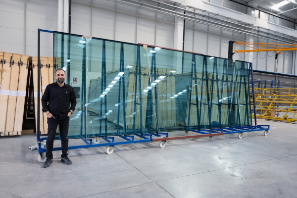 © LiSEC; Dogukan Gür (Factory Manager Ardıç Cam) at the beginning of the 12-metre IG production line at Ardıç Cam