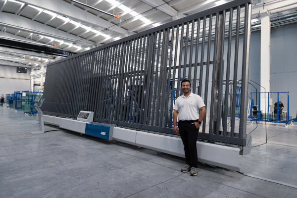 © LiSEC; Aykut Erdem (LiSEC) in front of the butylating station LBH-B25ARS