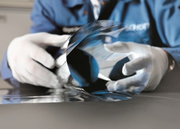 15 Thin glass has long been a mass product, and German manufacturers such as Schott have been pioneers in the development of ultra-thin glasses. (Photo credit: Schott AG)
