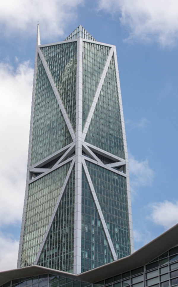 181 Fremont, a 57-story office and condominium tower sheathed in Solarban® 70 glass by Vitro Architectural Glass, was named San Francisco’s top building of the decade by the San Francisco Chronicle in 2020. (Photography: Tom Kessler)