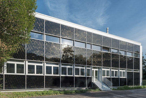 The miracle of energy-efficient refurbishment: the new glass façade of the sports and school complex of the EPCL vocational school in Lausanne has changed the 1970s building into an example of energy-efficient architecture with a sound experience. Photo: Claudine Garcia & Marcel Kultscher