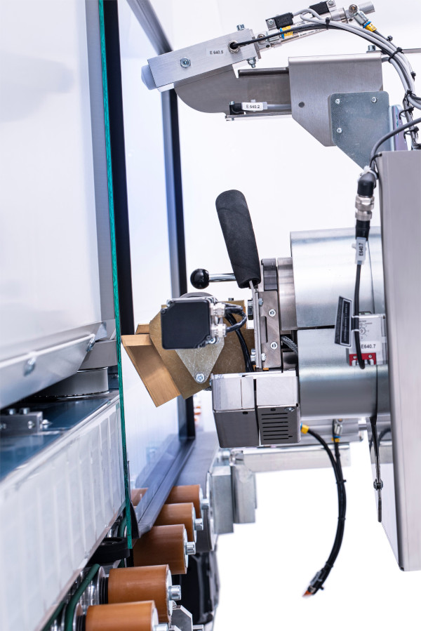 Glaston TPS® technology for automated manufacturing of thin-glass IGUs. Photo: Glaston Germany GmbH