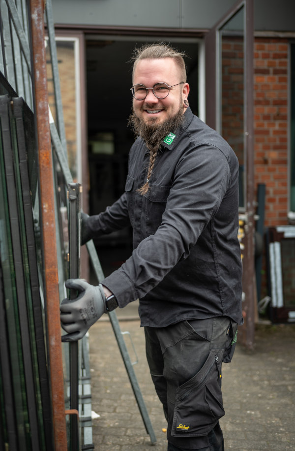 Robin Burmeister guides the fortunes of Glaserei Manske. He thrills young people with creative skilled crafts and communication “at eye level”. Photo: Glaserei Manske