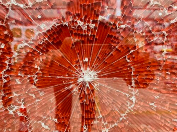 The fracture pattern following a pendulum impact test demonstrates the safety: despite the damage, the laminated glass remains intact. An innovative silicone bonding prevents large fragments from detaching from the laminate. Photo: Philippe Willareth, LMP Engineering Zürich / Enrico Cutri, DOW