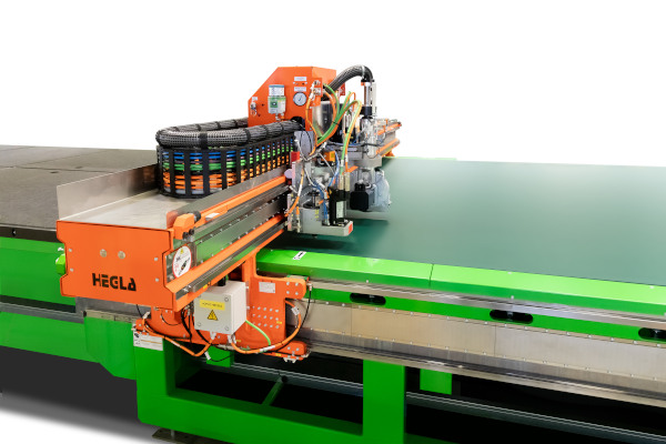 Hegla cutting sideview - For three decades now HEGLA has built lines for sizing thin glass. The glass is fed in using a flat conveyor belt. Photo: Hegla GmbH & Co KG