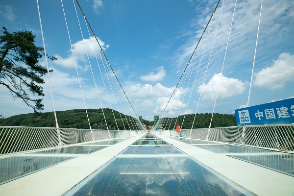 Winner in the Resilience category was He’nan Fuxin Glass with its spectacular Zhangjiajie Glass Bridge project in China. (Photos: Zhangjiajie Grand Canyon Tourism Management Co., Ltd.)