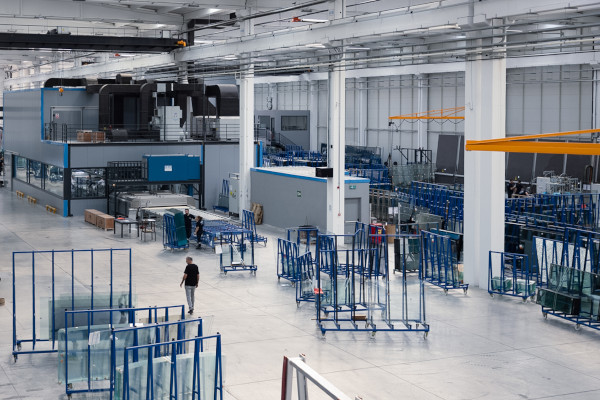 © LiSEC; Sait Ardıç (General Manager Ardıç Cam) in front of the MaxLam lamination line