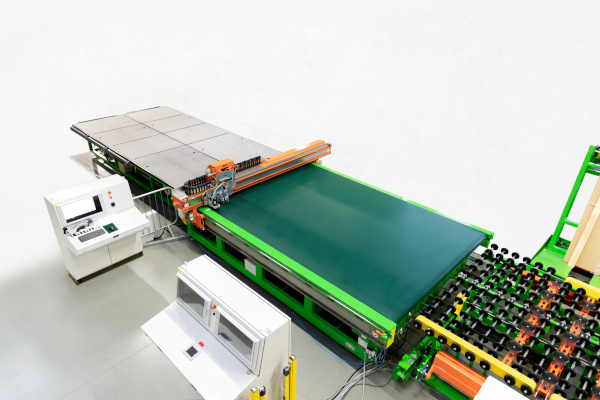 Hegla thin glass cutting - For three decades now HEGLA has built lines for sizing thin glass. The glass is fed in using a flat conveyor belt. Photo: Hegla GmbH & Co KG