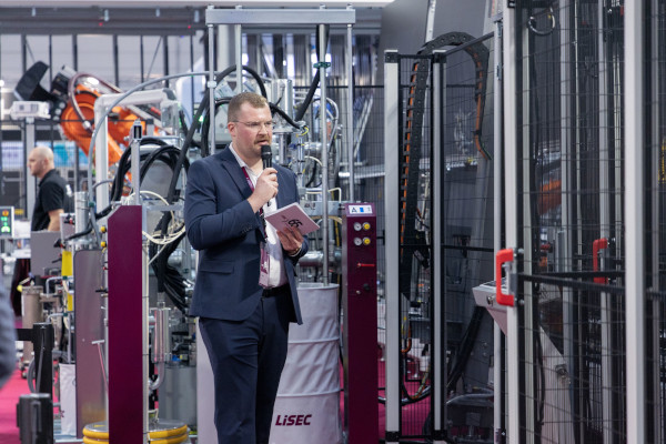 © LiSEC: Live demonstration of the LiSEC insulating glass line by Matthias Fröschl (Product Manager Insulating Glass)