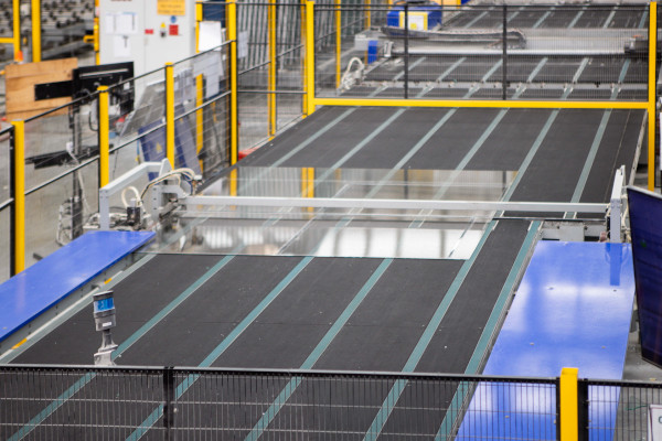 © LiSEC: glass sheet moving through the cutting line