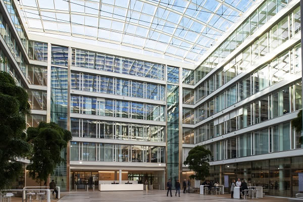 The NEWTON’s glass-roofed hall is a main focal point of the building, entrance for the working world of up to 2,000 people as well as a forum for events. Photo credit: H.B. Fuller | KÖMMERLING, Martin Lässig