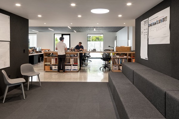 The design gives work areas access to multiple sources of daylight (Photography by Archimania)
