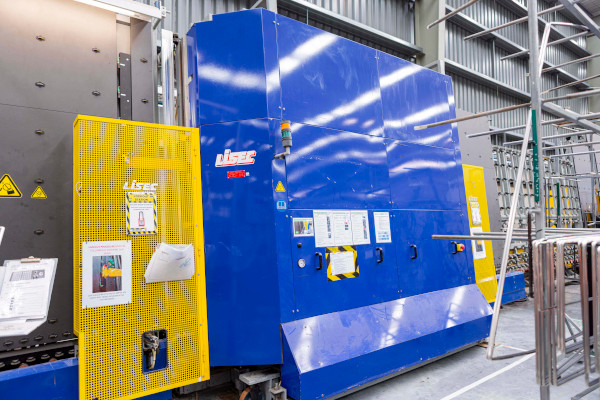 © LiSEC: LiSEC press for the production of insulating glass