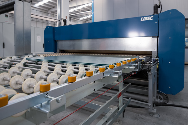 © LiSEC; Outfeed of the PlusLam lamination line at Ardıç Cam