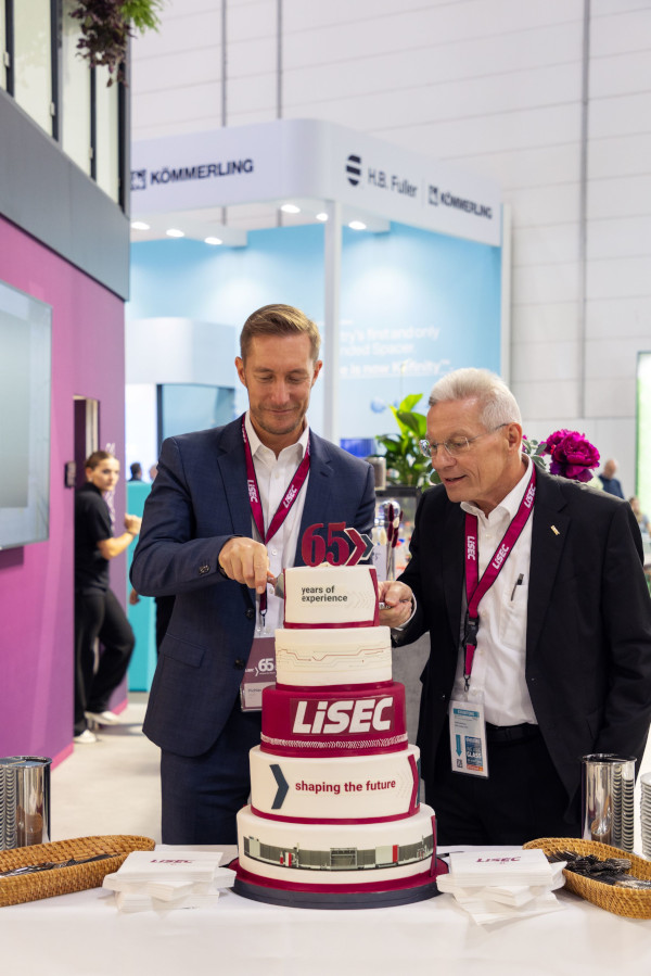 © LiSEC: On the occasion of LiSEC’s 65th anniversary, Oliver Pichler (LiSEC CFO, left) and Gottfried Brunbauer (LiSEC CEO, right) cut the anniversary cake together
