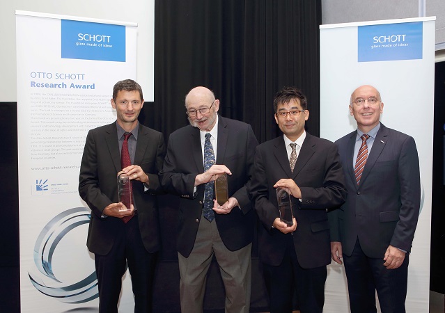 For their pioneering work in the field of glass strength, Jean-Pierre Guin Ph.D. (Université de Rennes, France), Sheldon Wiederhorn, Ph.D. (National Institute of Standards and Technology, United States) and Professor Satoshi Yoshida (University of Shiga Perfecture, Hikone, Japan) (from left to right), received the 14th Otto Schott Research Award. SCHOTT Research Fellow and member of the Board of Trustees of the Ernst Abbe Fund, Roland Langfeld, Ph.D., presented the prize at a conference of the Society of Glass Technology in Sheffield, Great Britain. Photo: SCHOTT